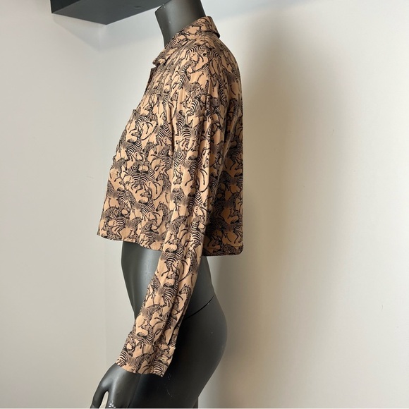 ⚪️ Twik animal print zebra cropped button down blouse - Picture 6 of 7